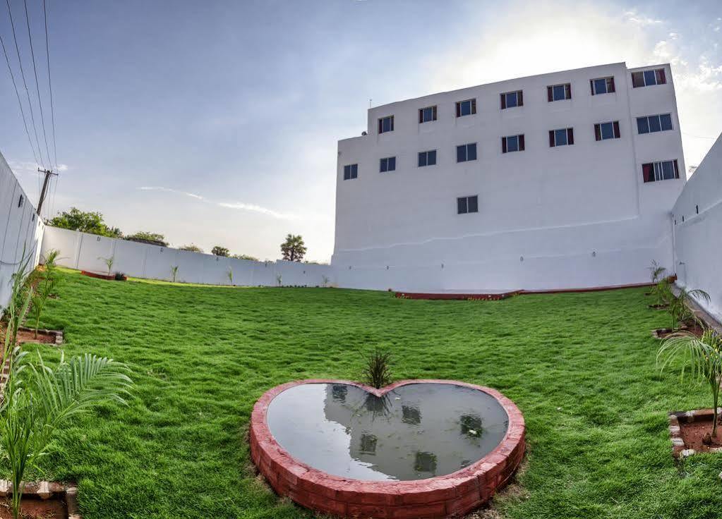 Ganesh Residency Hotel Pondicherry Bagian luar foto